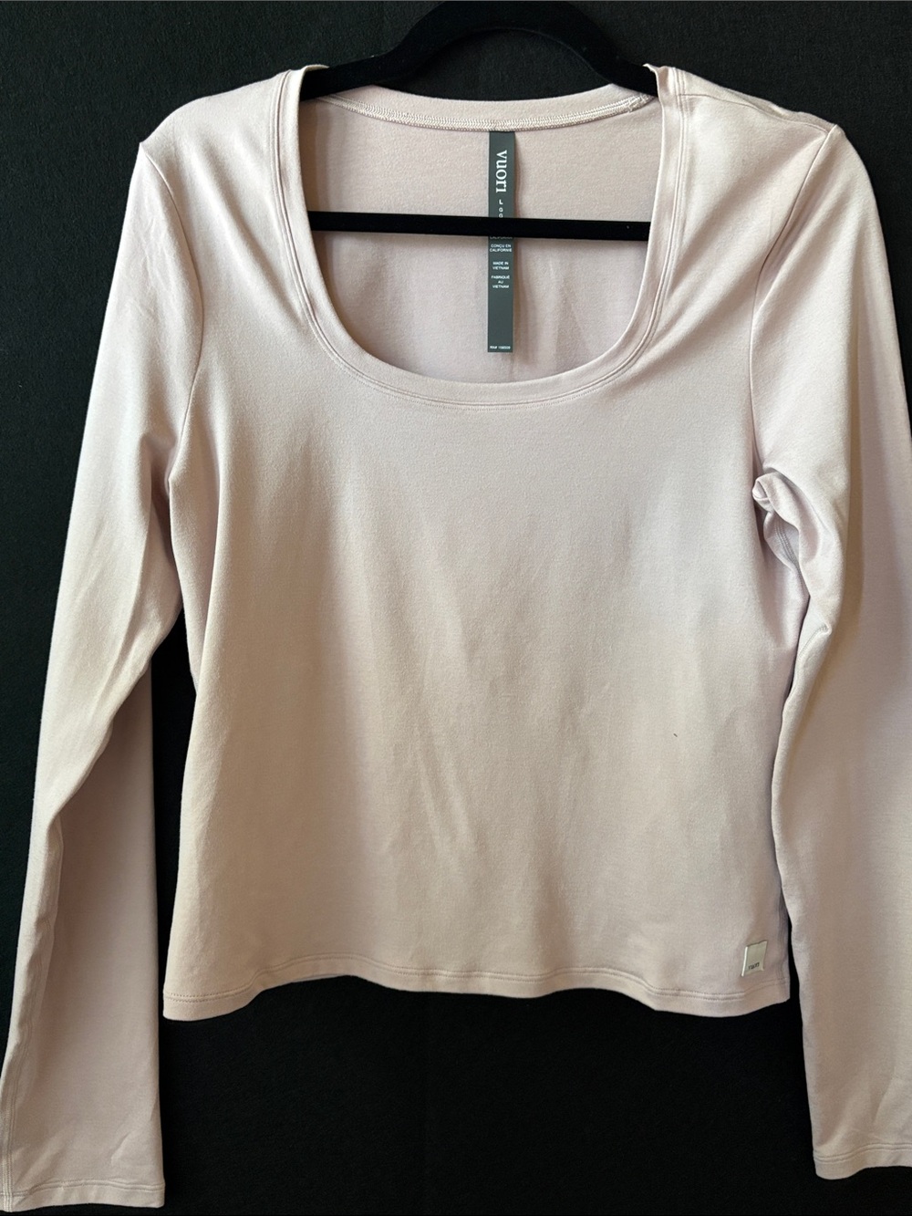 Vuori Long-Sleeve Halo Essential Scoop Shirt in a pale blush color Large